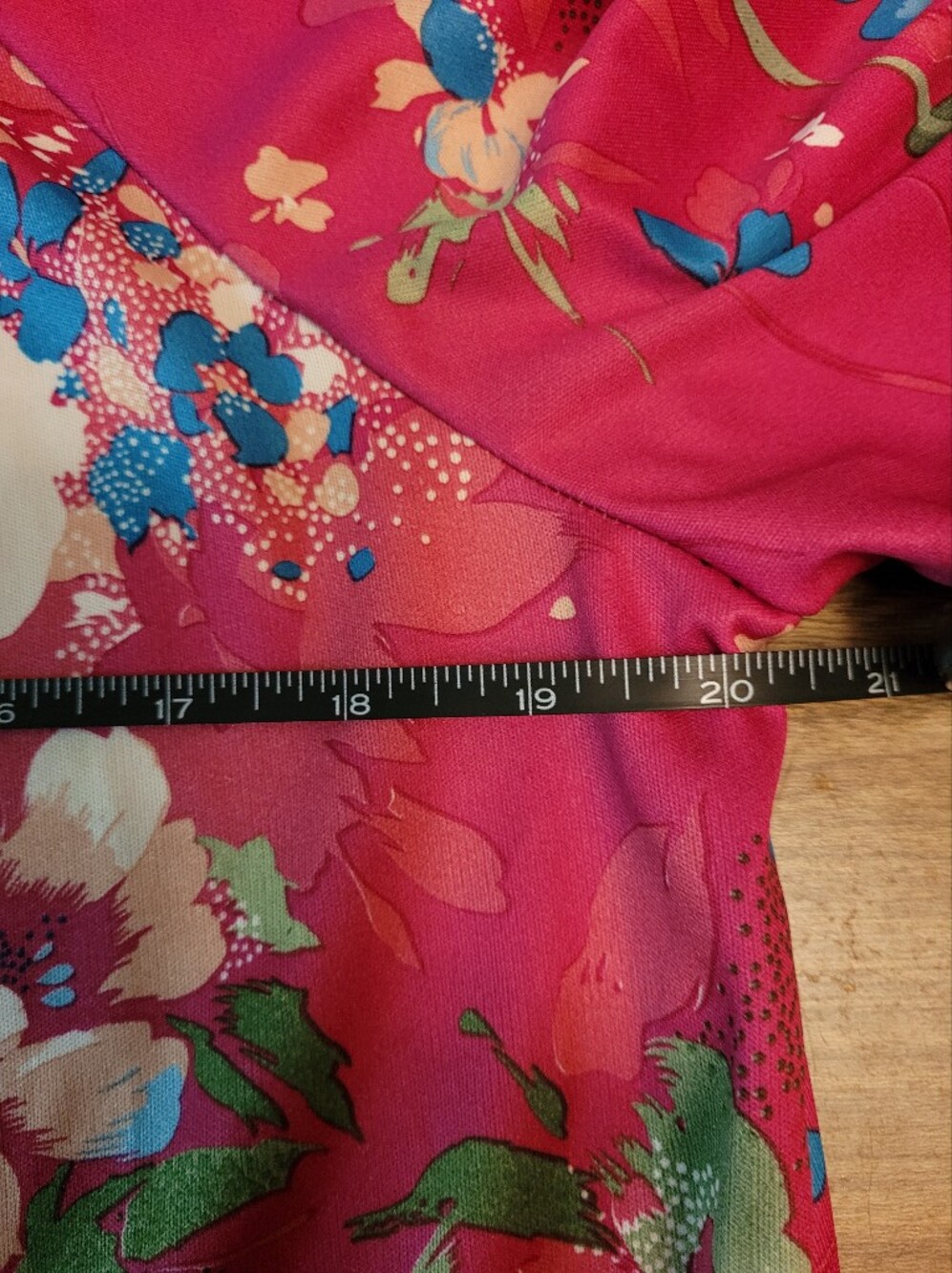 Women's Floral Button-Front Fuchsia Robe - Picture 5 of 5